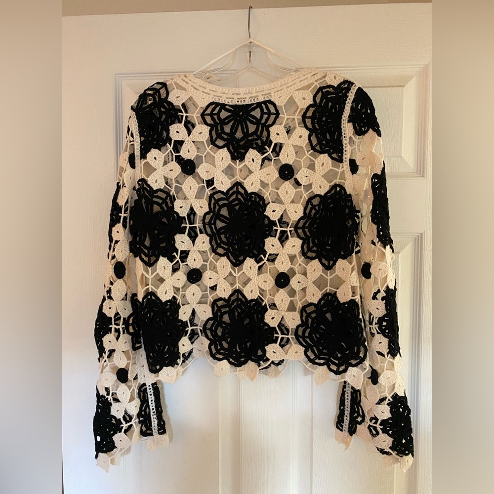 Cloth By Design Black Ivory Crochet Floral Bell Sleeve Top Hippie Boho - Sz S - Picture 4 of 9